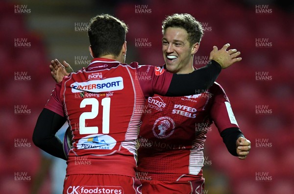 141219 - Scarlets v Bayonne - European Rugby Challenge Cup - Kieran Hardy (21) of Scarlets celebrates his try with Angus O’Brien