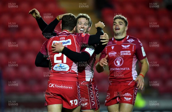 141219 - Scarlets v Bayonne - European Rugby Challenge Cup - Kieran Hardy (21) of Scarlets celebrates his try with Angus O’Brien