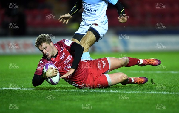 141219 - Scarlets v Bayonne - European Rugby Challenge Cup - Angus O’Brien of Scarlets scores try