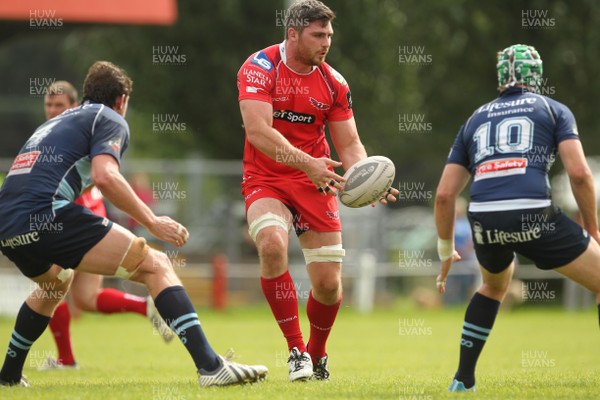 290815 Scarlets v Bedford Pre Season FriendlyRob Mccosker feeds the Scarlets line