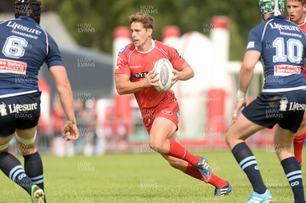 290815 Scarlets v Bedford Pre Season FriendlyAled Thomas on the attack for Scarlets