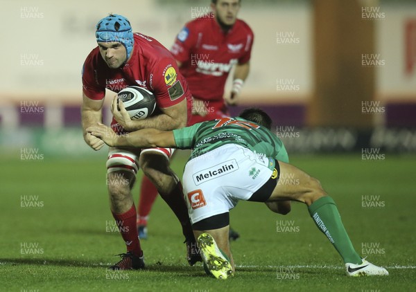 031117 - Scarlets v Benetton Rugby, Guinness PRO14 - Tadhg Beirne of Scarlets takes on Juan Brex of Benetton Rugby and Whetu Douglas of Benetton Rugby