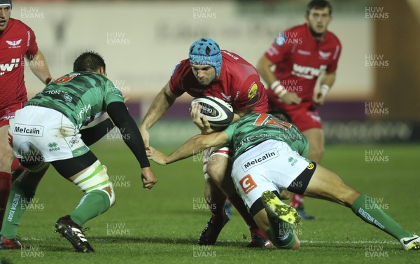 031117 - Scarlets v Benetton Rugby, Guinness PRO14 - Tadhg Beirne of Scarlets takes on Juan Brex of Benetton Rugby and Whetu Douglas of Benetton Rugby