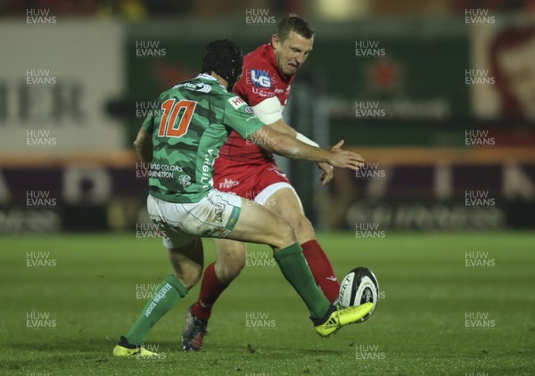 031117 - Scarlets v Benetton Rugby, Guinness PRO14 - Hadleigh Parkes of Scarlets attempts to get the kick past Ian McKinley of Benetton Rugby