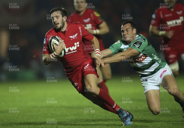 031117 - Scarlets v Benetton Rugby, Guinness PRO14 - Dan Jones of Scarlets dives in to score try