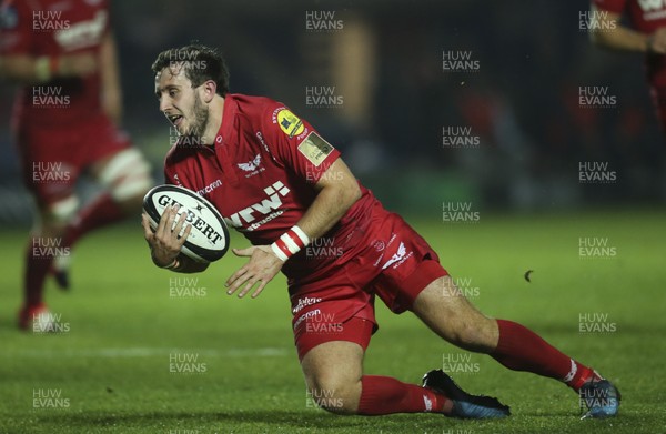 031117 - Scarlets v Benetton Rugby, Guinness PRO14 - Dan Jones of Scarlets dives in to score try