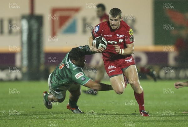 031117 - Scarlets v Benetton Rugby Treviso, Guinness PRO14 - Jonathan Evans of Scarlets gets past Tiziano Pasquali of Benetton Rugby