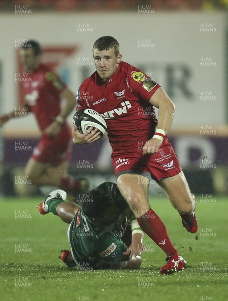 031117 - Scarlets v Benetton Rugby Treviso, Guinness PRO14 - Jonathan Evans of Scarlets gets past Tiziano Pasquali of Benetton Rugby