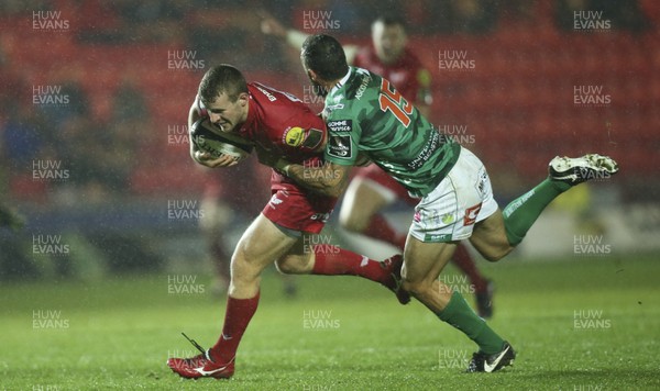 031117 - Scarlets v Benetton Rugby Treviso, Guinness PRO14 - Jonathan Evans of Scarlets is tackled by Jayden Hayward of Benetton Rugby