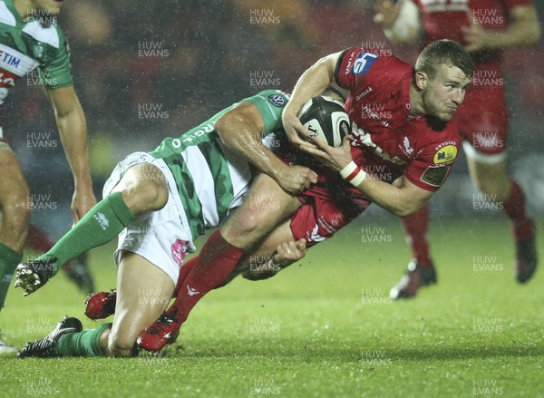 031117 - Scarlets v Benetton Rugby Treviso, Guinness PRO14 - Jonathan Evans of Scarlets is tackled by Jayden Hayward of Benetton Rugby