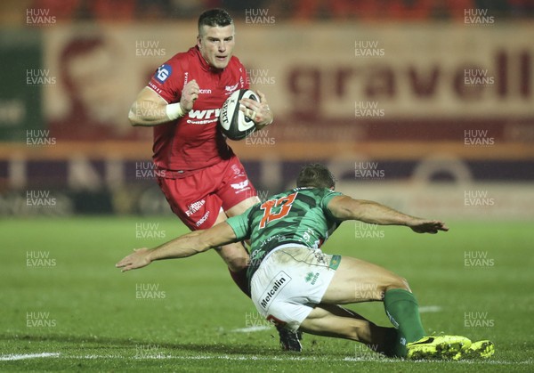 031117 - Scarlets v Benetton Rugby Treviso, Guinness PRO14 - Scott Williams of Scarlets gets past Tommaso Benvenuti of Benetton Rugby