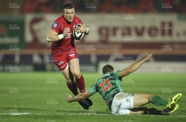 031117 - Scarlets v Benetton Rugby Treviso, Guinness PRO14 - Scott Williams of Scarlets gets past Tommaso Benvenuti of Benetton Rugby