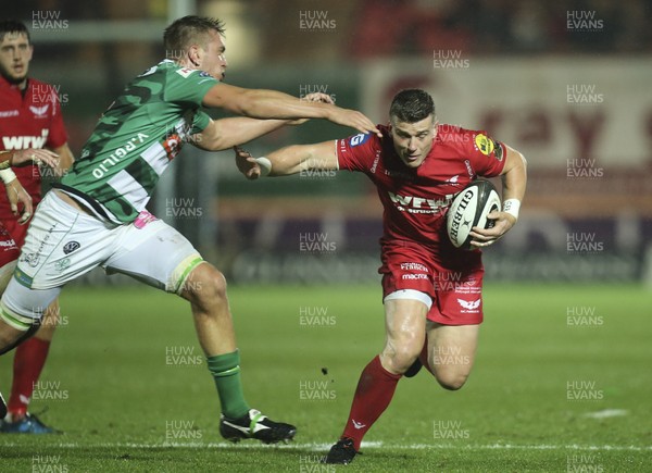 031117 - Scarlets v Benetton Rugby Treviso, Guinness PRO14 - Scott Williams of Scarlets is held by Federico Ruzza of Benetton Rugby