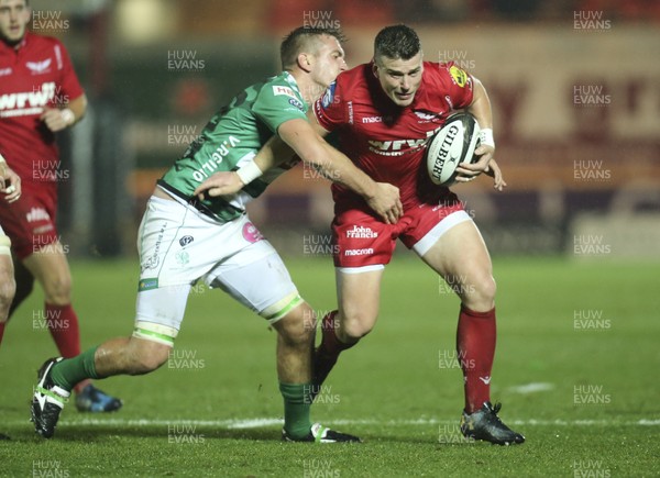 031117 - Scarlets v Benetton Rugby Treviso, Guinness PRO14 - Scott Williams of Scarlets is held by Federico Ruzza of Benetton Rugby