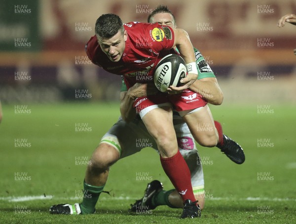 031117 - Scarlets v Benetton Rugby Treviso, Guinness PRO14 - Scott Williams of Scarlets is held by Federico Ruzza of Benetton Rugby