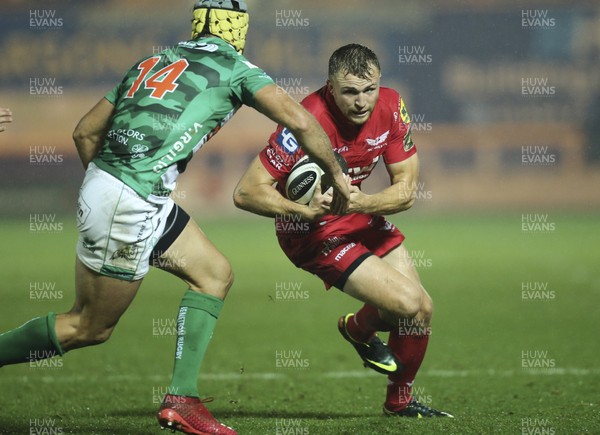 031117 - Scarlets v Benetton Rugby Treviso, Guinness PRO14 - Tom Prydie of Scarlets takes on Angelo Esposito of Benetton Rugby