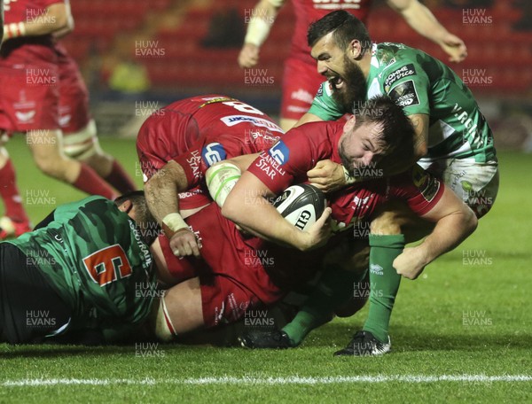 031117 - Scarlets v Benetton Rugby Treviso, Guinness PRO14 - David Bulbring of Scarlets is held short of the try line