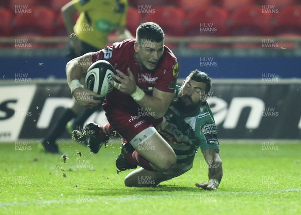 031117 - Scarlets v Benetton Rugby Treviso, Guinness PRO14 - Scott Williams of Scarlets beats Jayden Hayward of Benetton Rugby as he dives in to score try