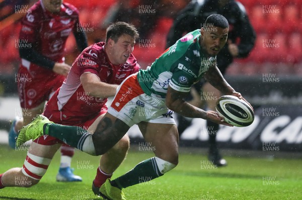091119 - Scarlets v Benetton Rugby, Guinness PRO14 - Monty Ioane of Benetton Rugby passes the ball back on his own try line as Ed Kennedy of Scarlets challenges