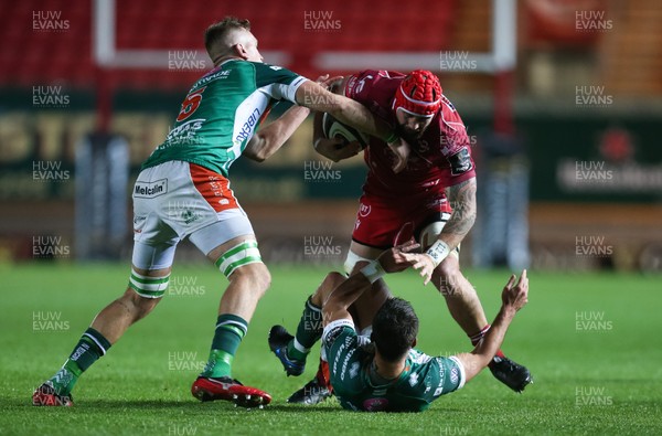 091119 - Scarlets v Benetton Rugby, Guinness PRO14 - Blade Thomson of Scarlets takes on Federico Ruzza of Benetton Rugby and Tommaso Allan of Benetton Rugby