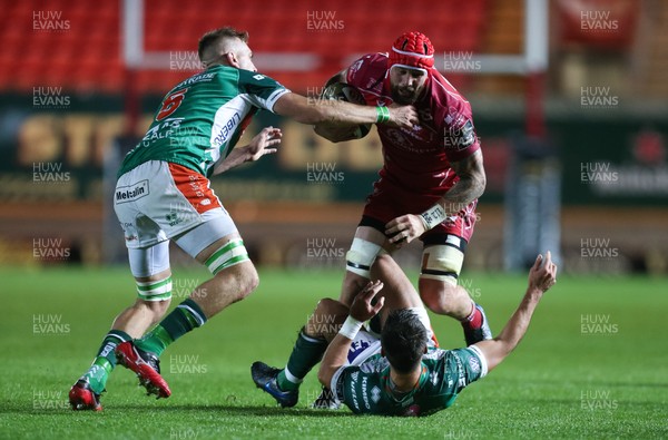 091119 - Scarlets v Benetton Rugby, Guinness PRO14 - Blade Thomson of Scarlets takes on Federico Ruzza of Benetton Rugby and Tommaso Allan of Benetton Rugby