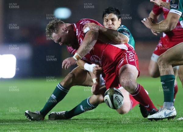 091119 - Scarlets v Benetton Rugby, Guinness PRO14 - Samson Lee of Scarlets is tackled by Ignacio Brex of Benetton Rugby