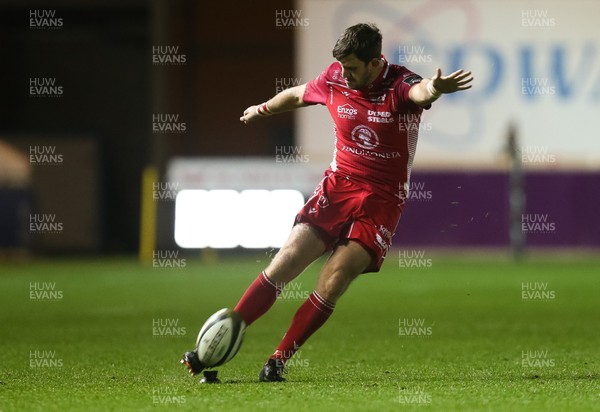 091119 - Scarlets v Benetton Rugby, Guinness PRO14 - Dan Jones of Scarlets kicks the winning points with the final kick of the match