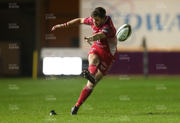 091119 - Scarlets v Benetton Rugby, Guinness PRO14 - Dan Jones of Scarlets kicks the winning points with the final kick of the match