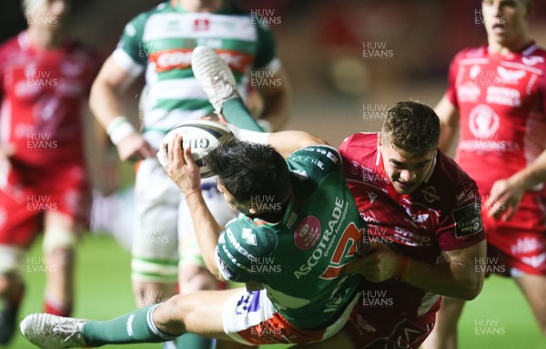 091119 - Scarlets v Benetton Rugby, Guinness PRO14 - Corey Baldwin of Scarlets tackles Ignacio Brex of Benetton Rugby