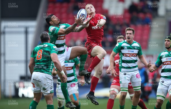 091217 - Scarlets v Benetton Rugby, European Champions Cup - Johnny Mcnicholl of Scarlets and Monty Ioane of Benetton Rugby compete for the ball