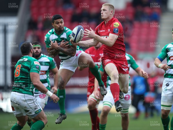 091217 - Scarlets v Benetton Rugby, European Champions Cup - Johnny Mcnicholl of Scarlets and Monty Ioane of Benetton Rugby compete for the ball