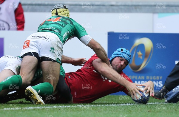 091217 - Scarlets v Benetton Rugby, European Champions Cup - Tadhg Beirne of Scarlets reaches out to score try