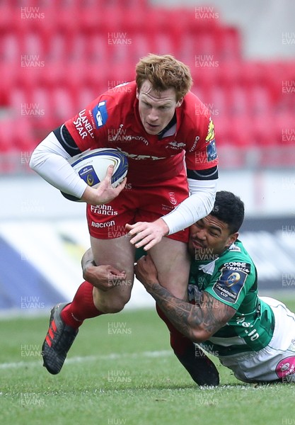 091217 - Scarlets v Benetton Rugby, European Champions Cup - Rhys Patchell of Scarlets is tackled by Monty Ioane of Benetton Rugby