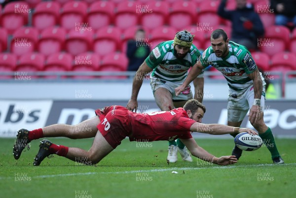 091217 - Scarlets v Benetton Rugby, European Champions Cup - Paul Asquith of Scarlets reaches out to score the winning try