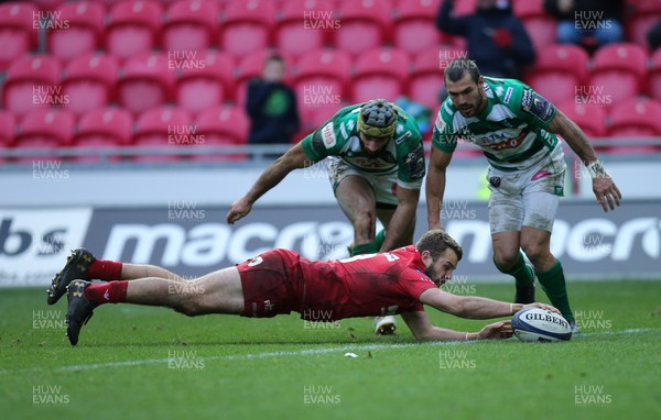 091217 - Scarlets v Benetton Rugby, European Champions Cup - Paul Asquith of Scarlets reaches out to score the winning try