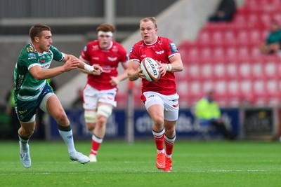 101026 - Scarlets v Benetton Rugby - United Rugby Championship - Blair Murray of Scarlets makes a break