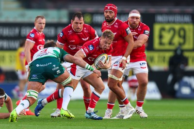 101026 - Scarlets v Benetton Rugby - United Rugby Championship - Sam Costelow of Scarlets makes a break