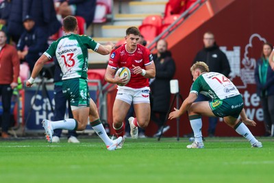 101026 - Scarlets v Benetton Rugby - United Rugby Championship - Joe Hawkins of Scarlets looks for a gap