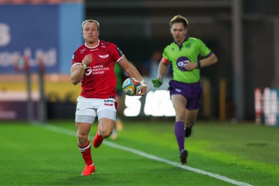 101026 - Scarlets v Benetton Rugby - United Rugby Championship - Blair Murray of Scarlets runs in to score a try