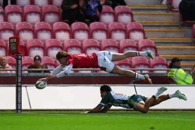 101026 - Scarlets v Benetton Rugby - United Rugby Championship - Ellis Mee of Scarlets scores a try