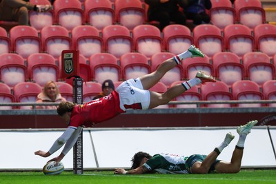 101026 - Scarlets v Benetton Rugby - United Rugby Championship - Ellis Mee of Scarlets scores a try