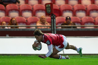 101026 - Scarlets v Benetton Rugby - United Rugby Championship - Ellis Mee of Scarlets scores his second try