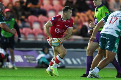 101026 - Scarlets v Benetton Rugby - United Rugby Championship - Gareth Davies of Scarlets