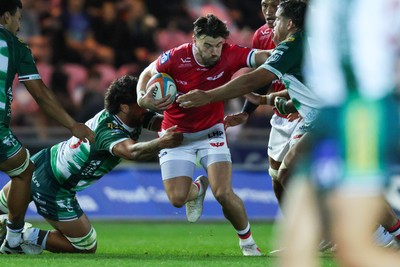 101026 - Scarlets v Benetton Rugby - United Rugby Championship - Johnny Williams of Scarlets makes a break