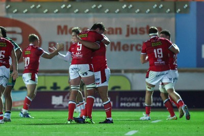 101026 - Scarlets v Benetton Rugby - United Rugby Championship - Scarlets players celebrate at the end of the match