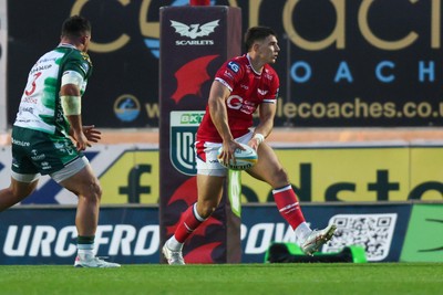 101026 - Scarlets v Benetton Rugby - United Rugby Championship - Joe Hawkins of Scarlets