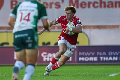 101026 - Scarlets v Benetton Rugby - United Rugby Championship - Macs Page of Scarlets makes a break