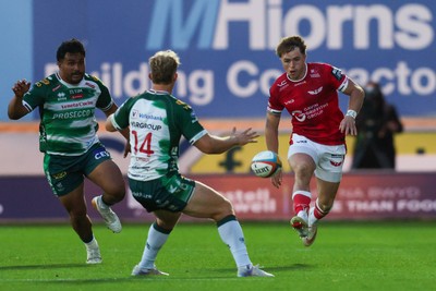 101026 - Scarlets v Benetton Rugby - United Rugby Championship - Macs Page of Scarlets chips the ball over the head of Louis Lynagh of Benetton