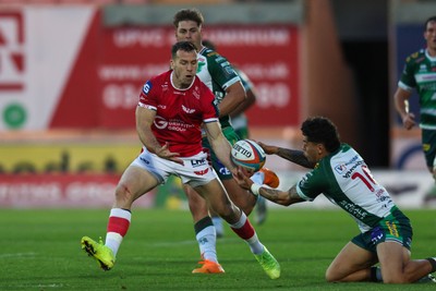 101026 - Scarlets v Benetton Rugby - United Rugby Championship - Gareth Davies of Scarlets