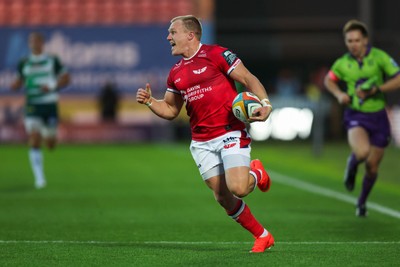 101026 - Scarlets v Benetton Rugby - United Rugby Championship - Blair Murray of Scarlets runs in to score a try